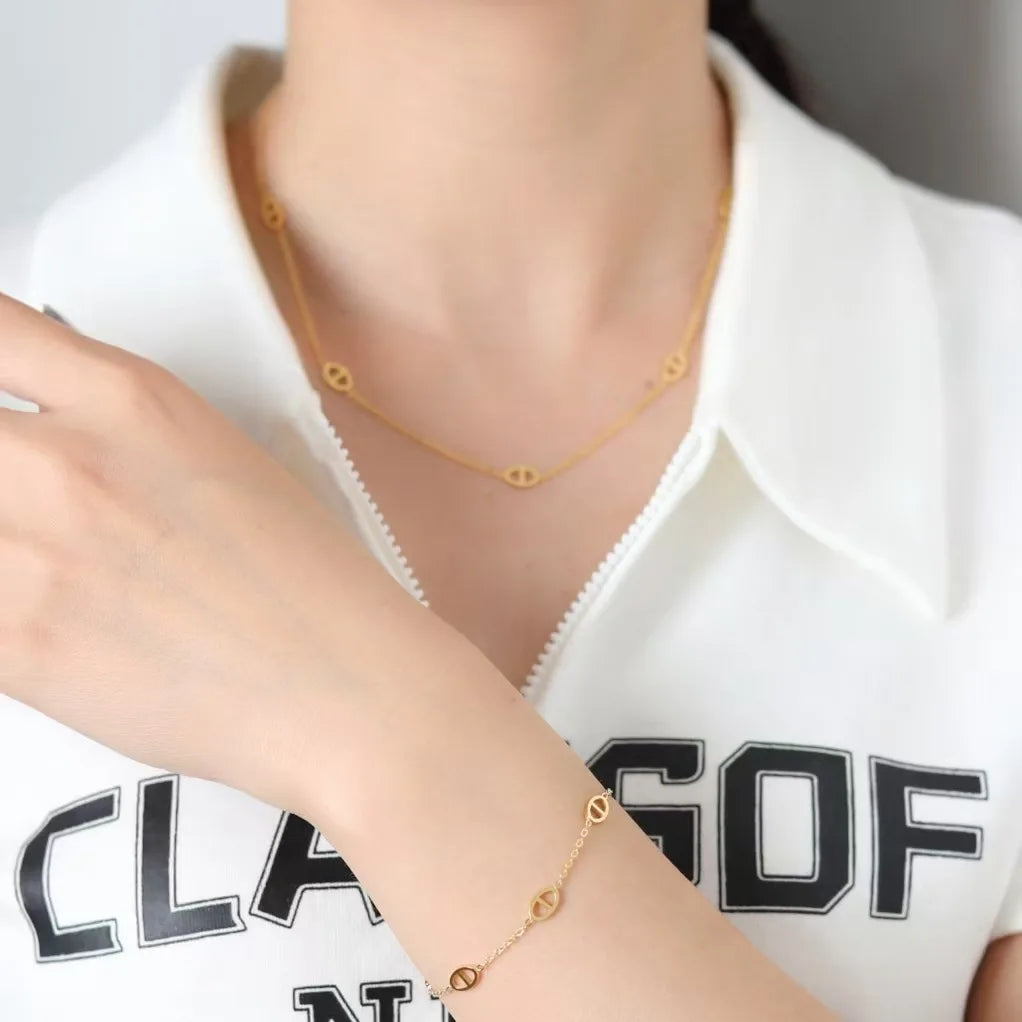Fashionable Titanium Steel Pig Nose Bracelet Versatile Luxury Design Couple's Hand Chain Stylish Accessory for All Occasions
